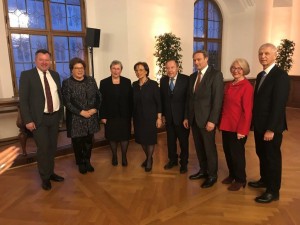 von links:   Bgm. Josef Schmid Präsidentin des Bayerischen Landtags Frau Barbara Stamm ODIN Dr. Gabriele Rüttiger, kath. Vorsitzende der GcjZ Emilia Müller, Bayerische Staatminsterin für Arbeit und Soziales, Familie und Intergration Prof. Dr. Abi Pitum, jüd. Vorsitzender der GcjZ KR Reiner Schübel, evant. Vorsitzender der GcjZ Ingrid Franz, Kath. Vorstandsmitglied Dr. Peter Marinkovic, evang. Vorstandsmitglied